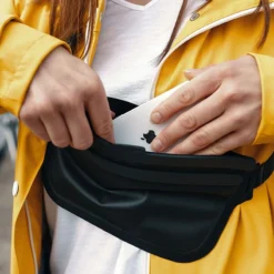 Fidlock HERMETIC Sling Bag -Sport Way Store FIDLOCK HERMETIC sling bag schwarz haende die ein.handy reintun outdoor 800x800 439c127d ab58 4cfb b58f 587dd0d21247