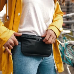 Fidlock HERMETIC Sling Bag -Sport Way Store FIDLOCK HERMETIC sling bag schwarz outdoor frau umgeschnallt um die huefte 800x800 8208aef5 3244 4554 bbaa 097b6a443f7f