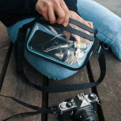 Fidlock HERMETIC Sling Bag -Sport Way Store FIDLOCK HERMETIC sling bag transparent outdoor geoeffnet hand holt schluessel raus photo kontext 800x800 65bf2df2 1364 49ad a37a 31cbc2c333af