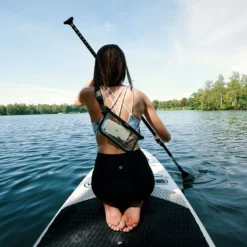 Fidlock HERMETIC Sling Bag -Sport Way Store FIDLOCK HERMETIC sling bag transparent outdoor umgeschnallt ueber die schulter SUP frau knieend 800x800 d7713dbe 938b 4ae1 9e4d 0c30619af2fb