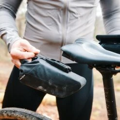 Fidlock PINCLIP Saddle Bag S 11 Fidlock PINCLIP Saddle Bag S -Sport Way Store FIDLOCK Webseite PINCLIP saddle bag S Befestigung 1920x1920 fd5bca58 a326 47f5 bd25 0948a7d4e9ac