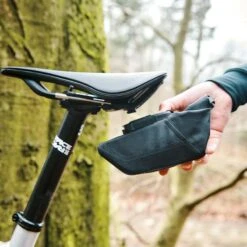 Fidlock PINCLIP Saddle Bag S 14 Fidlock PINCLIP Saddle Bag S -Sport Way Store FIDLOCK Webseite PINCLIP saddle bag S vorhalten vor Baum 1920x1920 8c031aaa 7f94 4798 a890 72c1d7b90b19